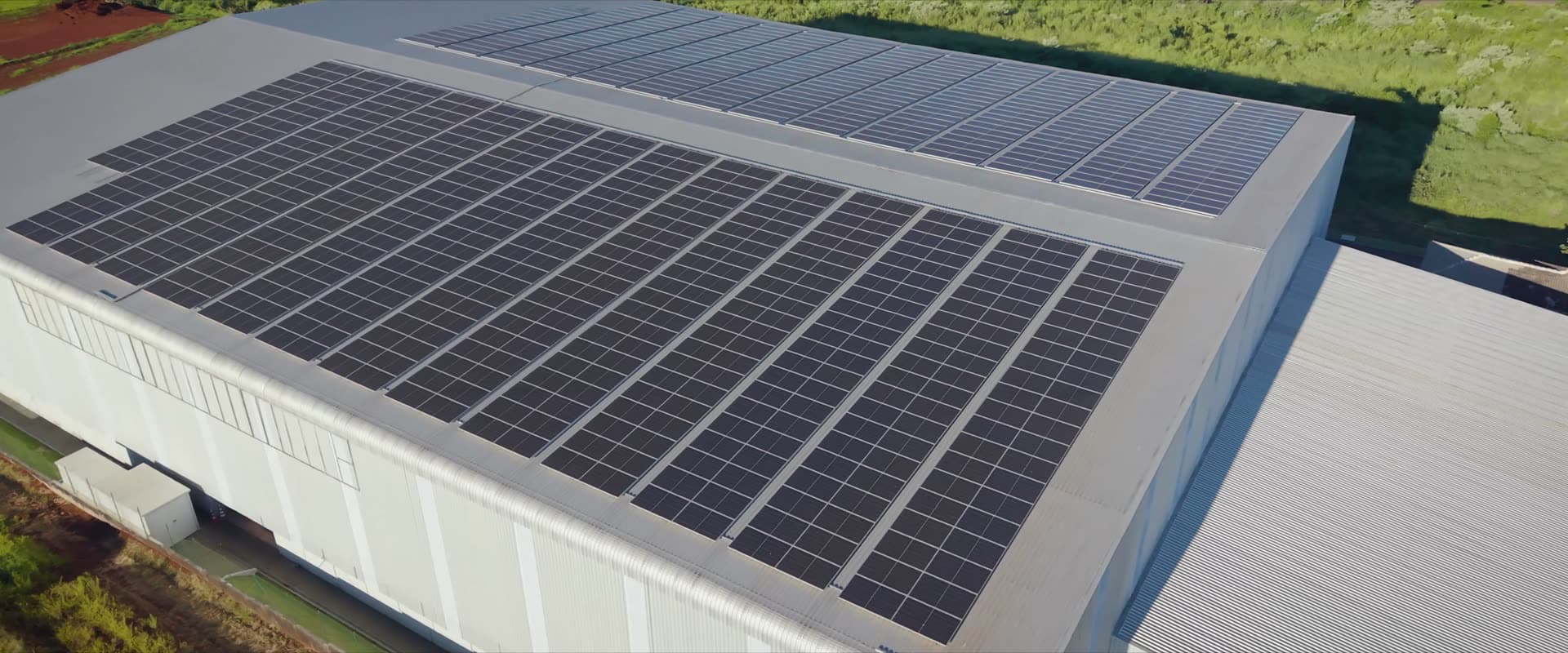 Telhado da fábrica coberto por painéis solares