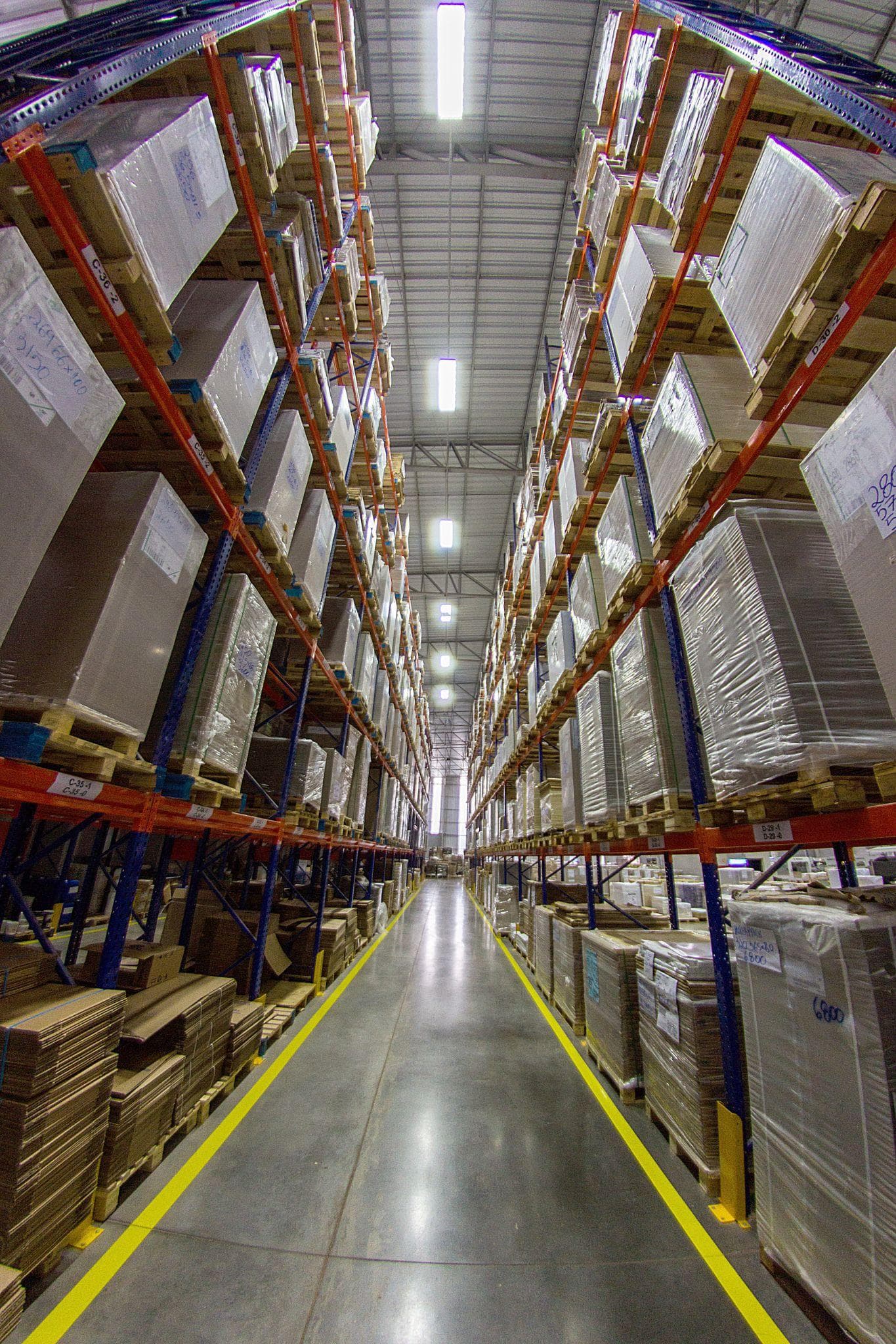 Corredor do estoque com porta-pallets